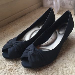 Dark blue open-toe 1-inch heels